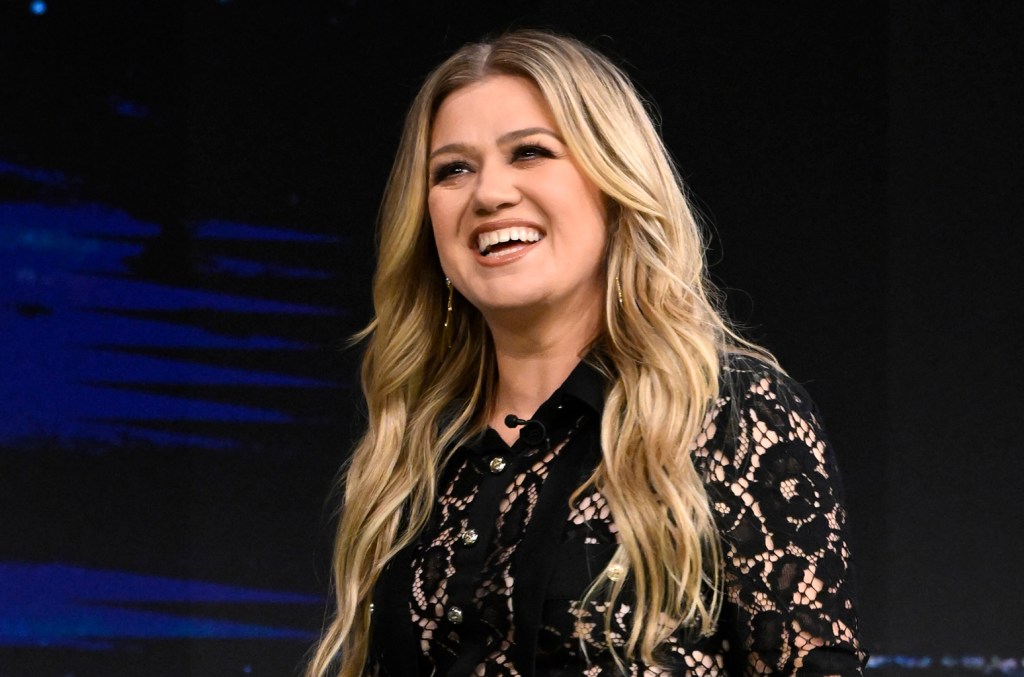 kelly-clarkson-proves-she’s-a-‘fighter’-with-christina-aguilera cover