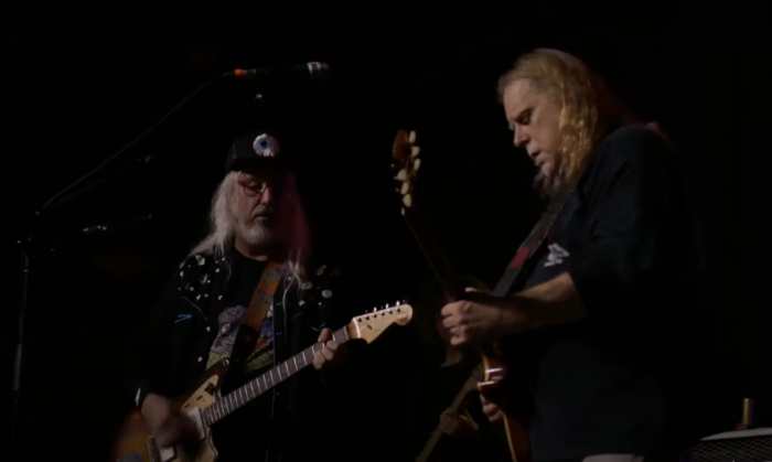 watch:-gov’t-mule-and-j-mascis-share-“just-like-heaven”-from-christmas-pre-jam-2022-ahead-of-2023’s-festivities
