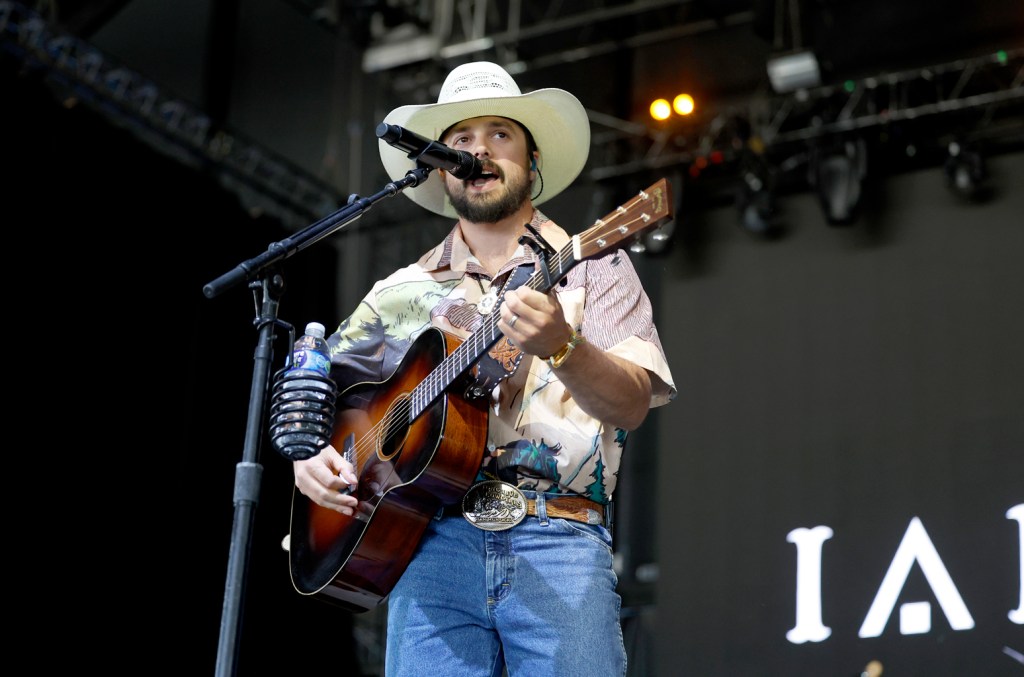 ian-munsick-talks-corralling-the-spirit-of-the-west-in-new-single-‘long-live cowgirls’