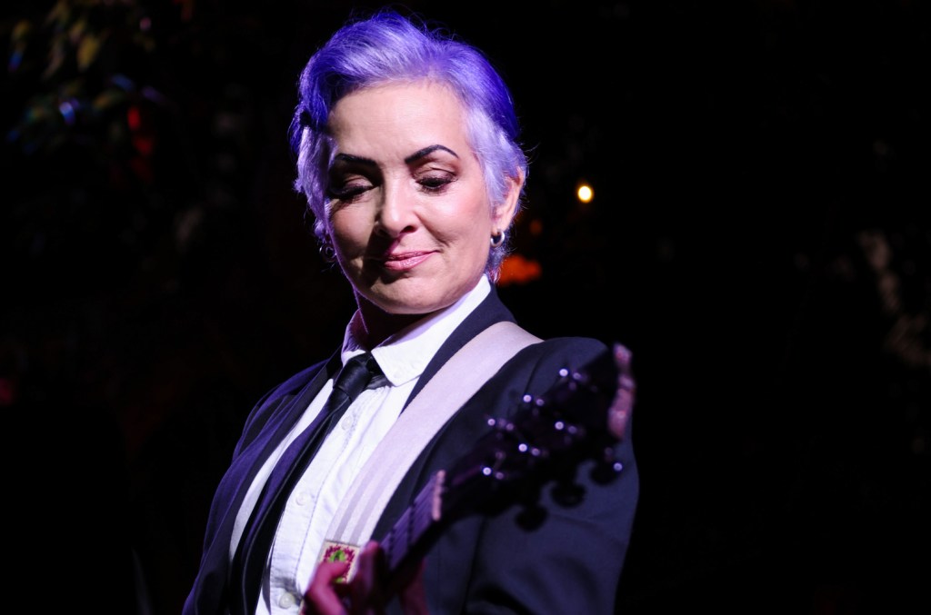 watch-jane-wiedlin-from-the-go-go’s-perform-‘our-lips-are-sealed’-at-musack event