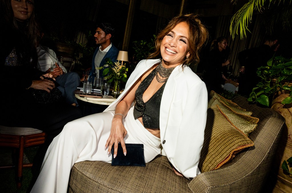 jennifer-lopez-has-a-blast-dancing-to-adele-&-usher-in-las vegas
