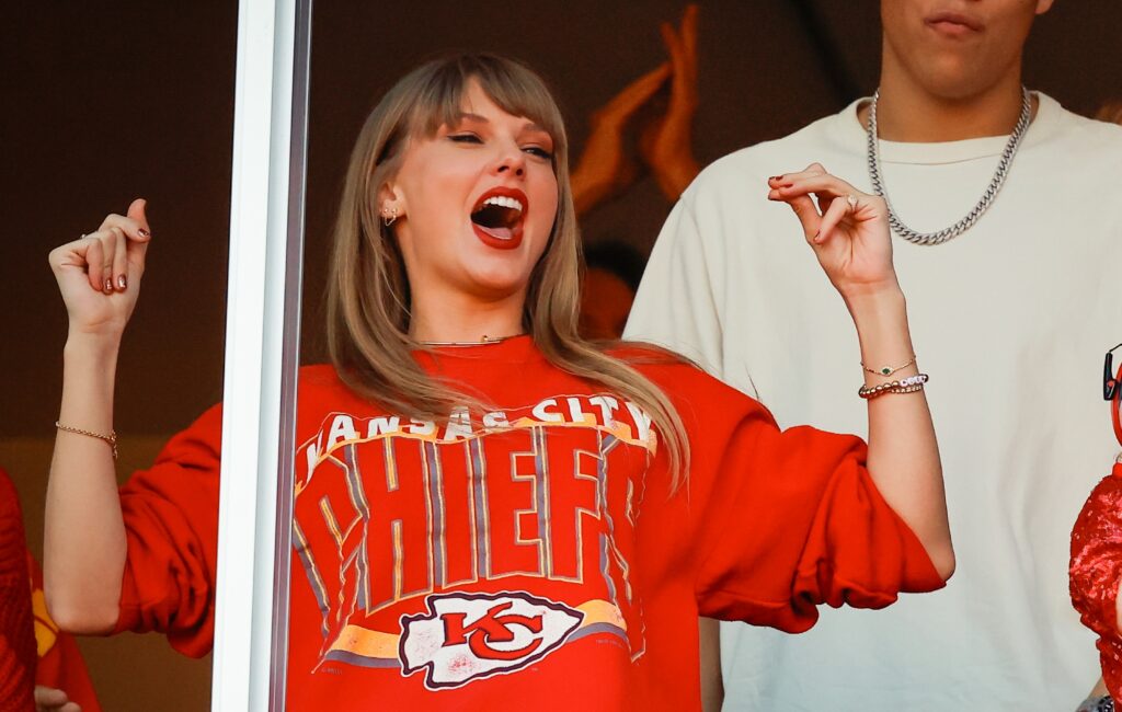 taylor-swift-isn’t-a-“spoiled-musician”,-says-travis-kelce’s-dad