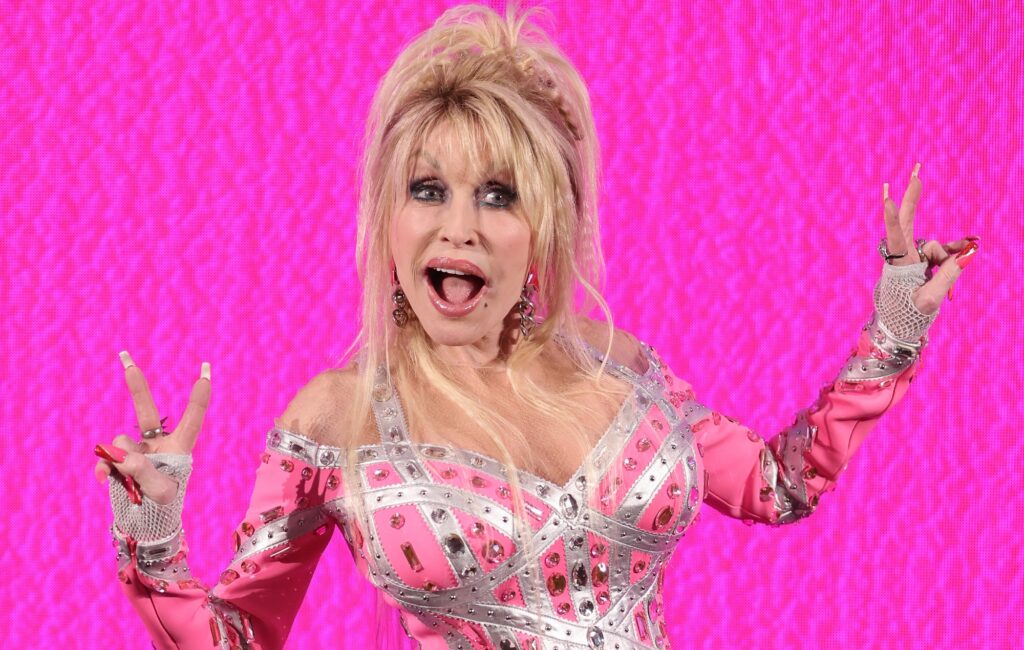 dolly-parton-to-debut-new-tracks-from-‘rockstar’-album-at-“first-listen”-event-in-cinemas