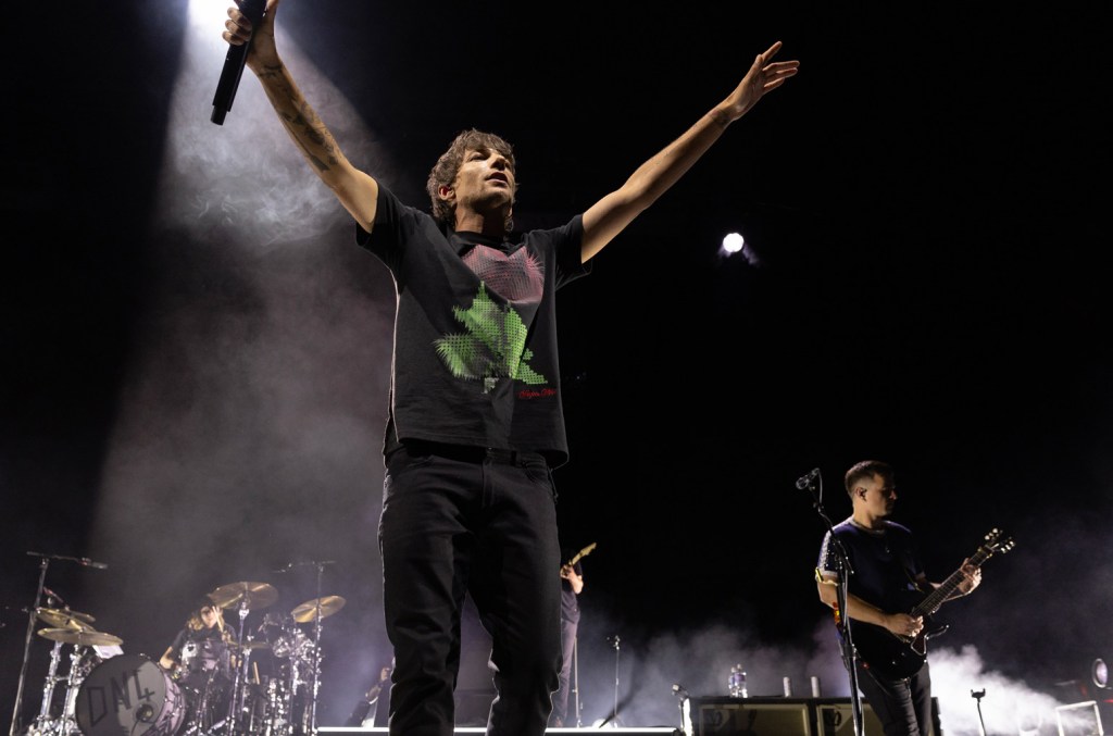 louis-tomlinson-talks-‘rough’-treatment-from fans