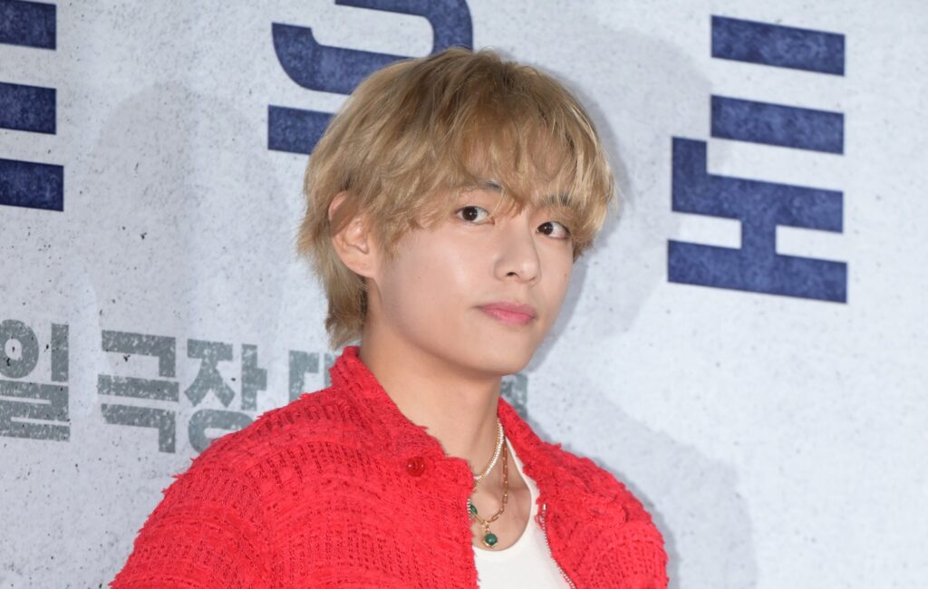 bts’-v-assures-fans-that-he-is-“all-good”-after-stalking-incident