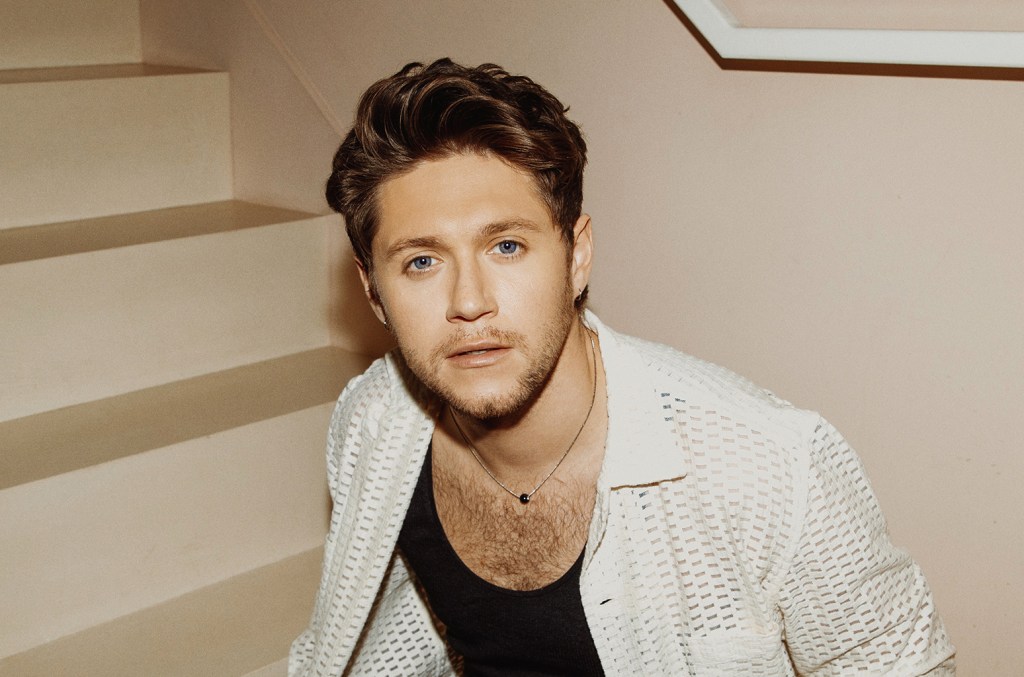 niall-horan-shares-‘you-could-start-a-cult’-with-lizzy-mcalpine,-sets-‘the-show:-the encore’