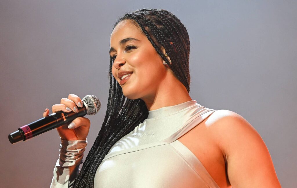 watch-jorja-smith-sing-a-medley-of-new-songs-on-‘jimmy-fallon’