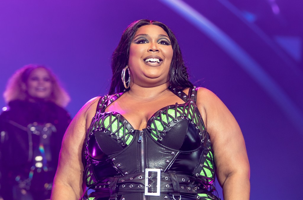 lizzo-pays-tribute-to-tina-turner-with-dazzling-halloween costume