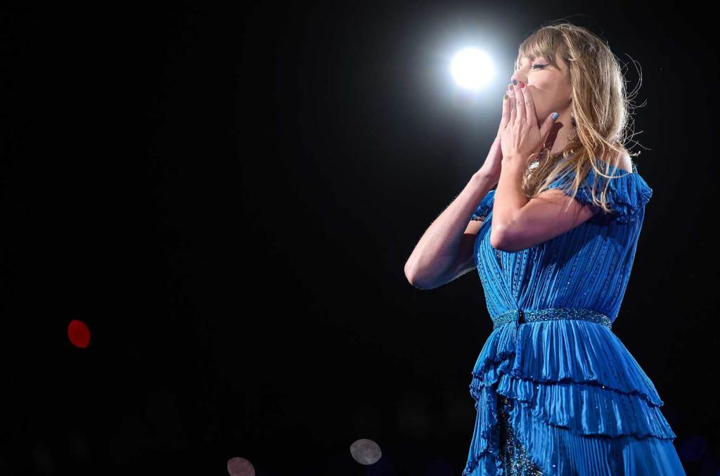taylor-swift-sends-diane-warren-flowers-in-honor-of-‘say-don’t-go’:-see-her note