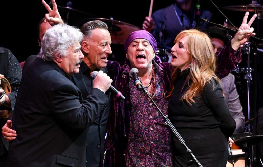 bruce-springsteen-inducts-wife-and-bandmate-patti-scialfa-into-new-jersey-hall-of-fame:-“my-secret-weapon”