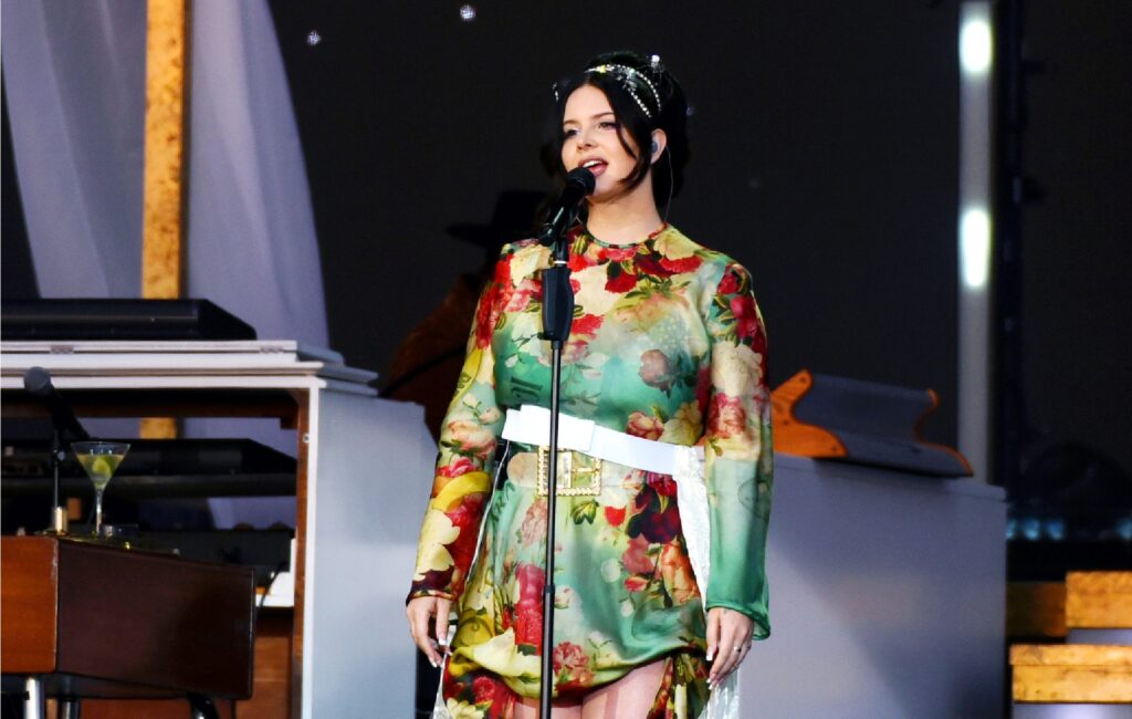 lana-del-rey-runs-into-fan-dressed-as-her-working-at-waffle-house-during-a-halloween-party