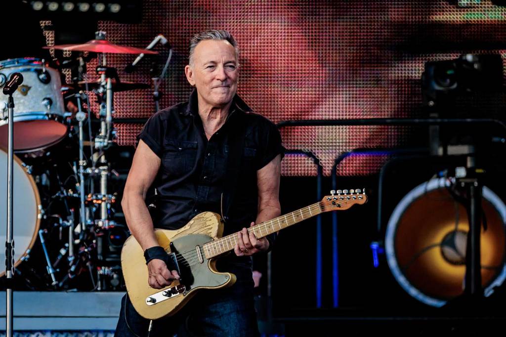 bruce-springsteen-and-the-e-street-band-add-22-european-stadium-shows-to-2024 trek