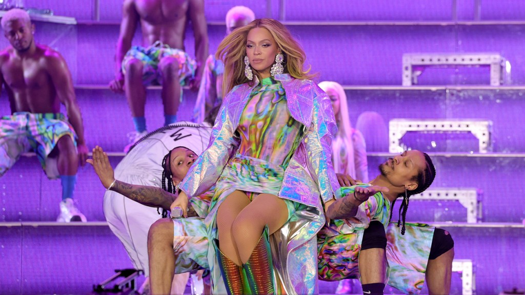 beyonce-scores-three-peat-atop-billboard’s-monthly-boxscore recap