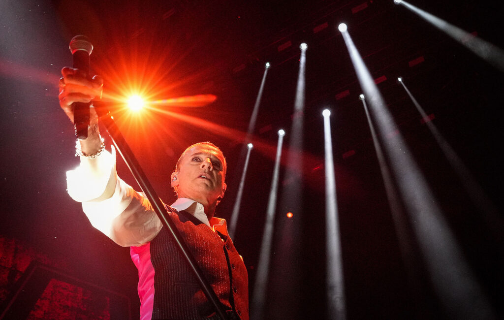 watch-depeche-mode-perform-‘my-favourite-stranger’-on-halloween-episode-of-‘fallon’