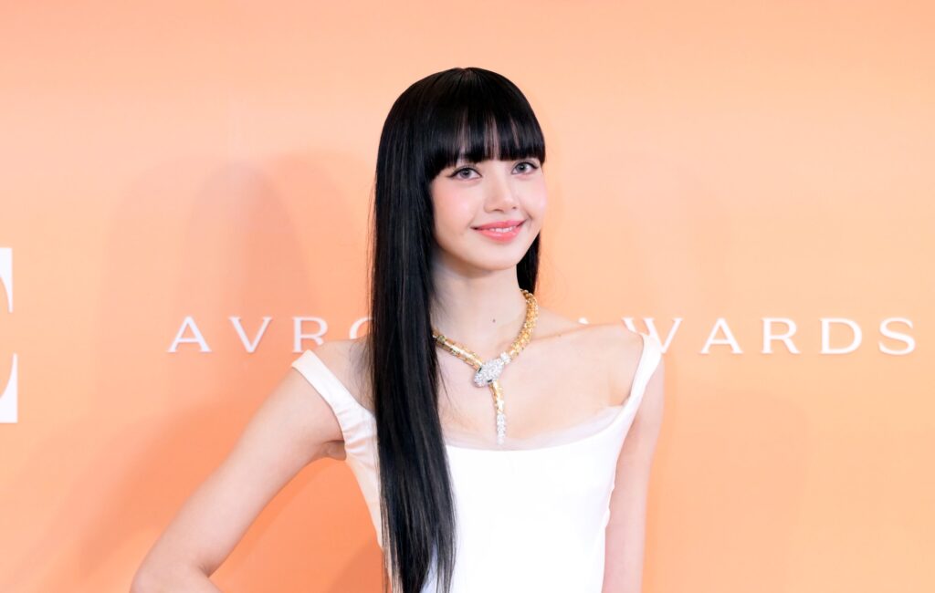 blackpink-member-lisa’s-chinese-social-media-page-suspended-amid-crazy-horse-controversy