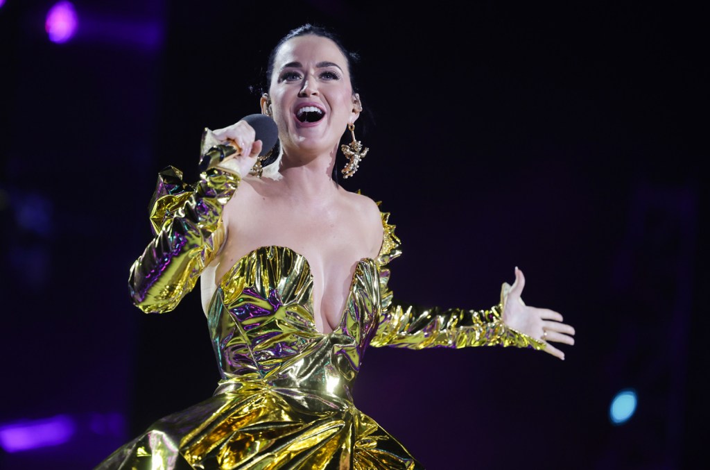katy-perry-&-orlando-bloom’s-daughter-daisy-dove-makes-public-debut-at-vegas-residency finale