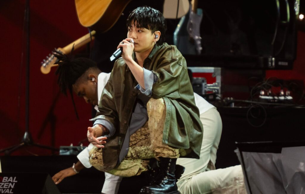 watch-bts’-jungkook-perform-‘standing-next-to-you’-on-‘fallon’