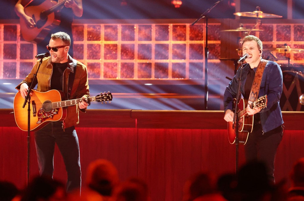 eric-church-&-morgan-wallen-join-forces-to-perform-‘man-made-a-bar’-on-the-cma awards