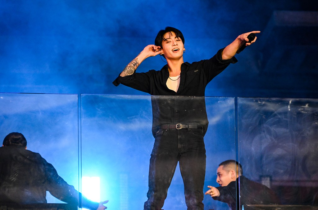 taylor-swift-dominates,-bts’-jung-kook-enjoys-‘golden’-debut-on-australia’s chart