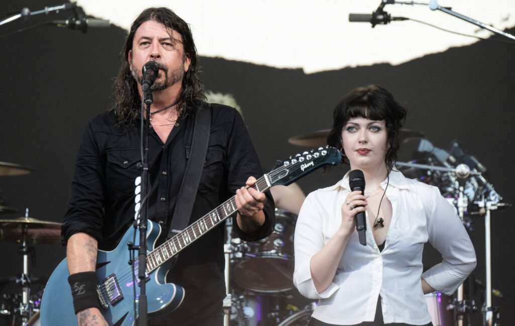 watch-dave-grohl-join-daughter-violet-to-cover-nirvana-and-foo-fighters