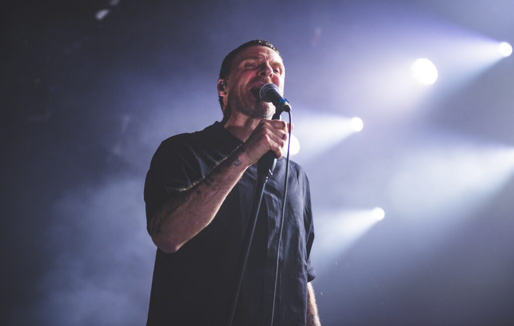sleaford-mods’-jason-williamson-clarifies-stance-on-palestine-after-madrid-gig-incident:-“no-more-killing”