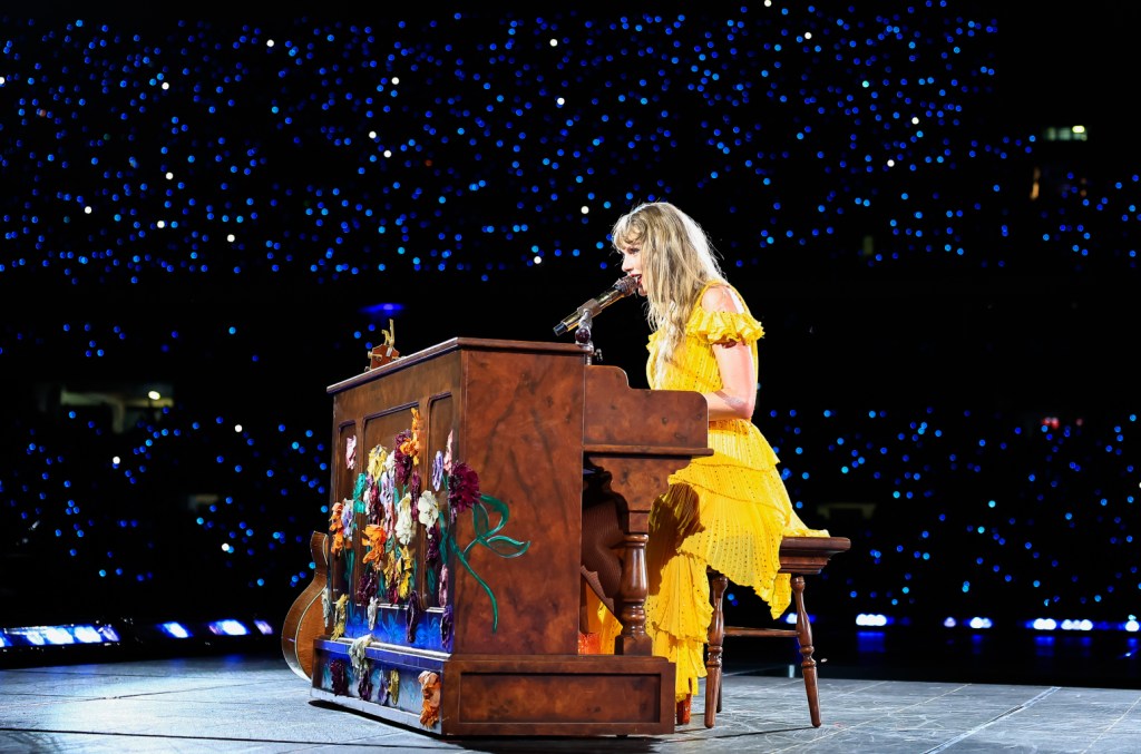 taylor-swift-performs-‘suburban-legends’-live-for-the-first-time-in-rio-de janeiro