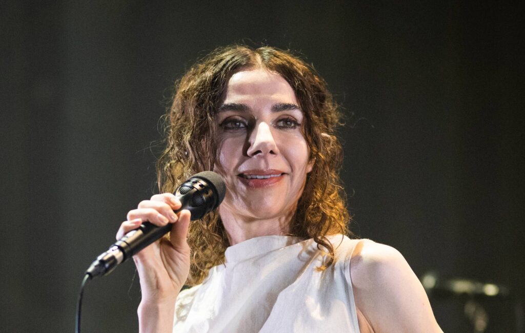 watch-pj-harvey’s-haunting-performance-on-npr’s-‘tiny-desk’