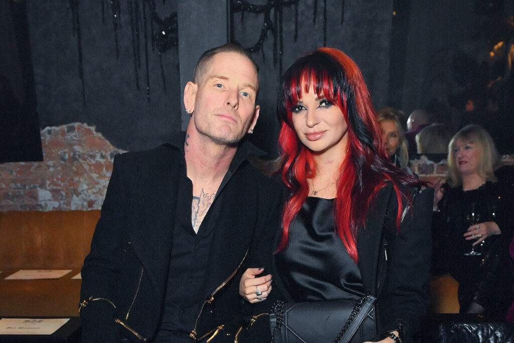 why-corey-taylor-doesn’t-take-photos-with-fans-when-with-alicia