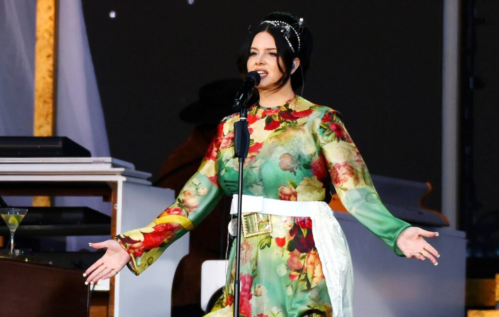 lana-del-rey-threw-out-her-gold-gemini-jewellery-after-learning-she’s-a-cancer 