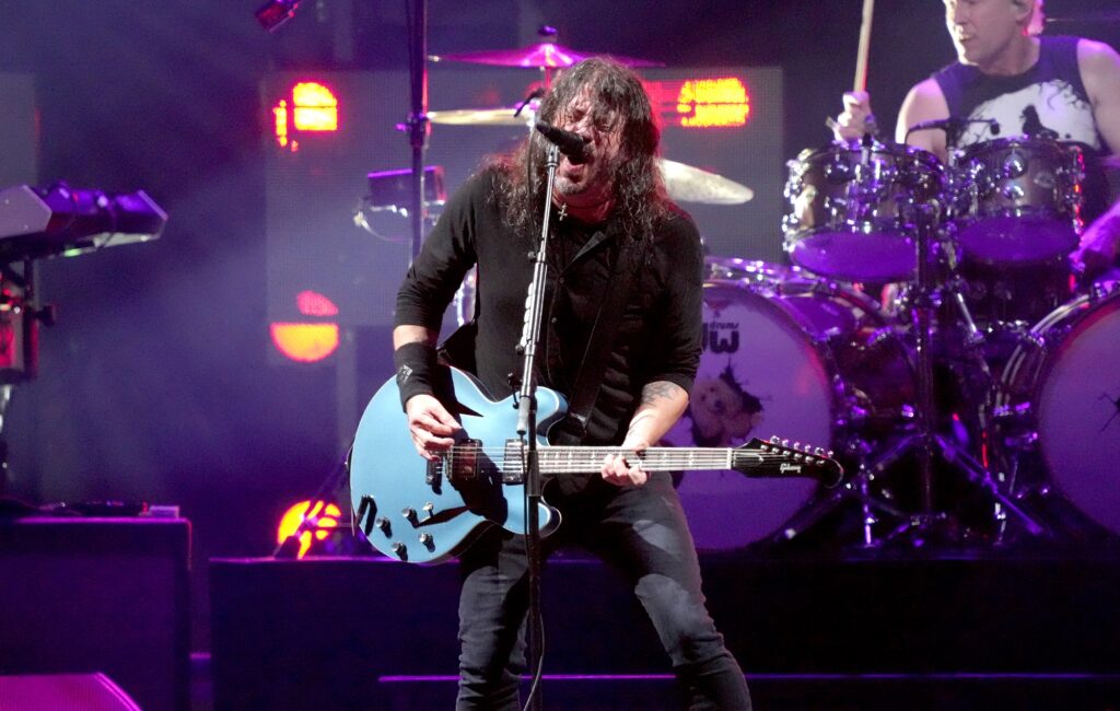 watch-foo-fighters-play-‘everlong’-with-anthrax-guitarist-scott-ian’s-12-year-old-son