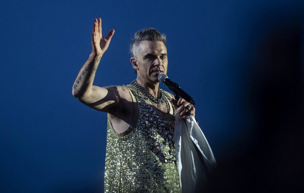 robbie-williams-pays-tribute-and-dedicates-‘angels’-to-fan-who-died-after-sydney-concert