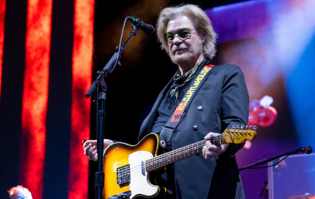 daryl-hall-plays-set-of-hall-&-oates-classics-amidst-john-oates-restraining-order-battle