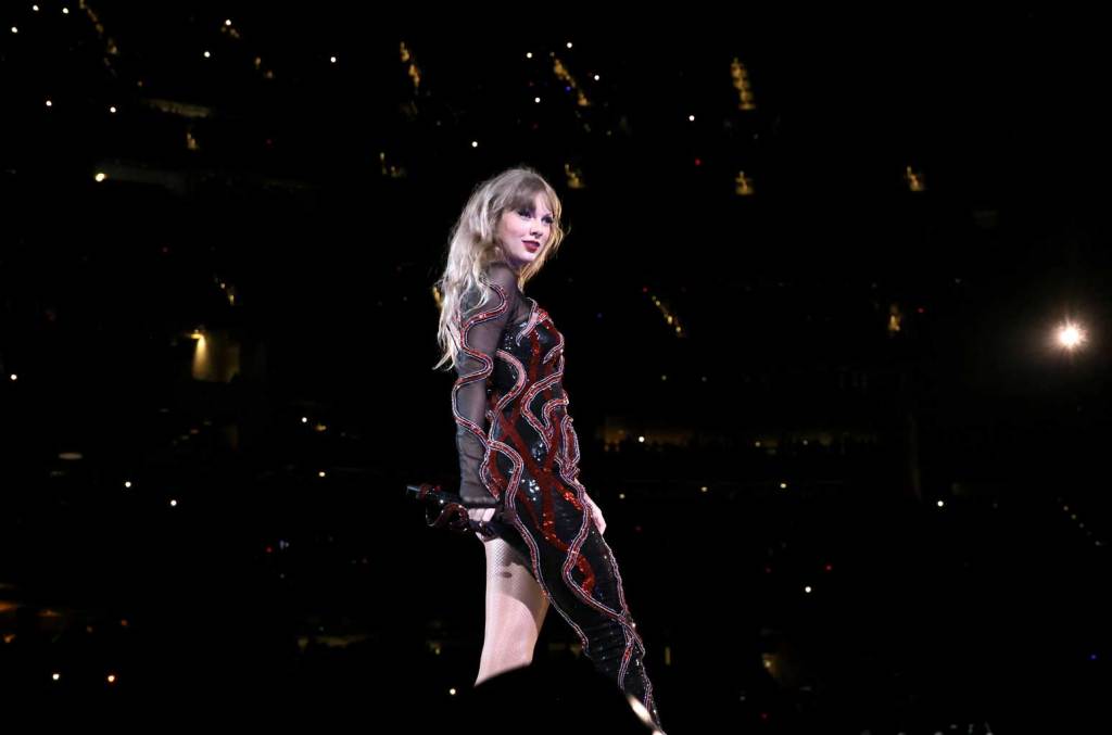 taylor-swift-debuts-‘say-don’t-go’-&-‘it’s-time-to-go’-live-at-final-eras-tour-show-of 2023