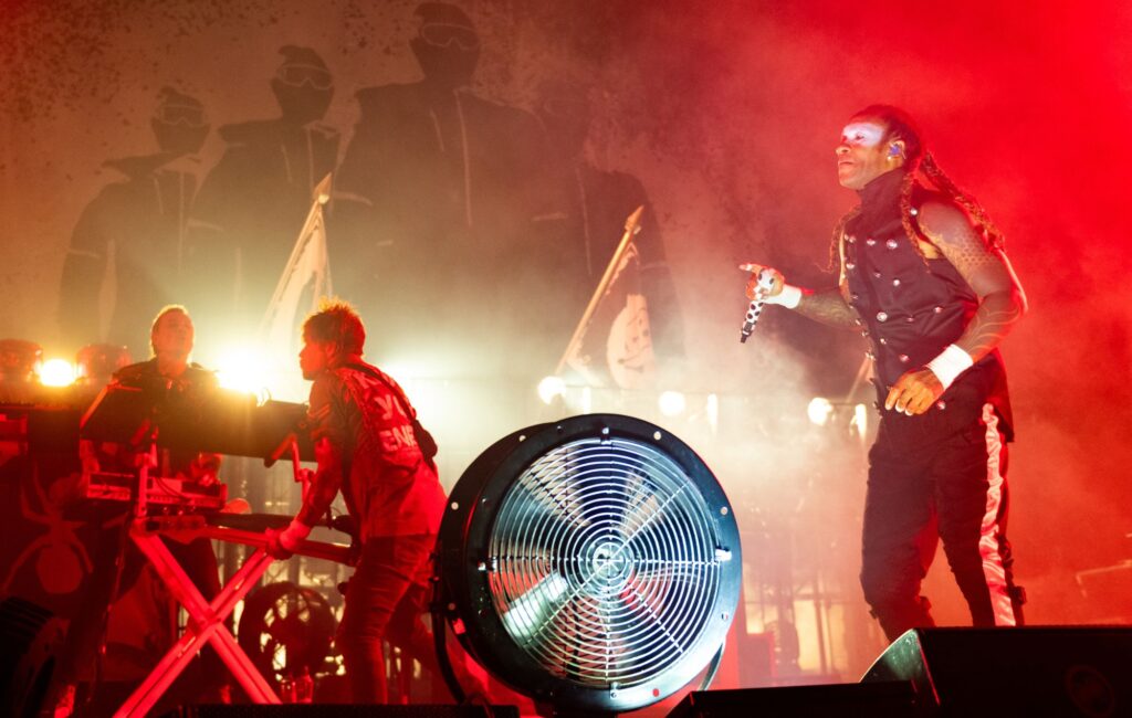the-prodigy-have-changed-the-lyrics-to-‘smack-my-bitch-up’-live