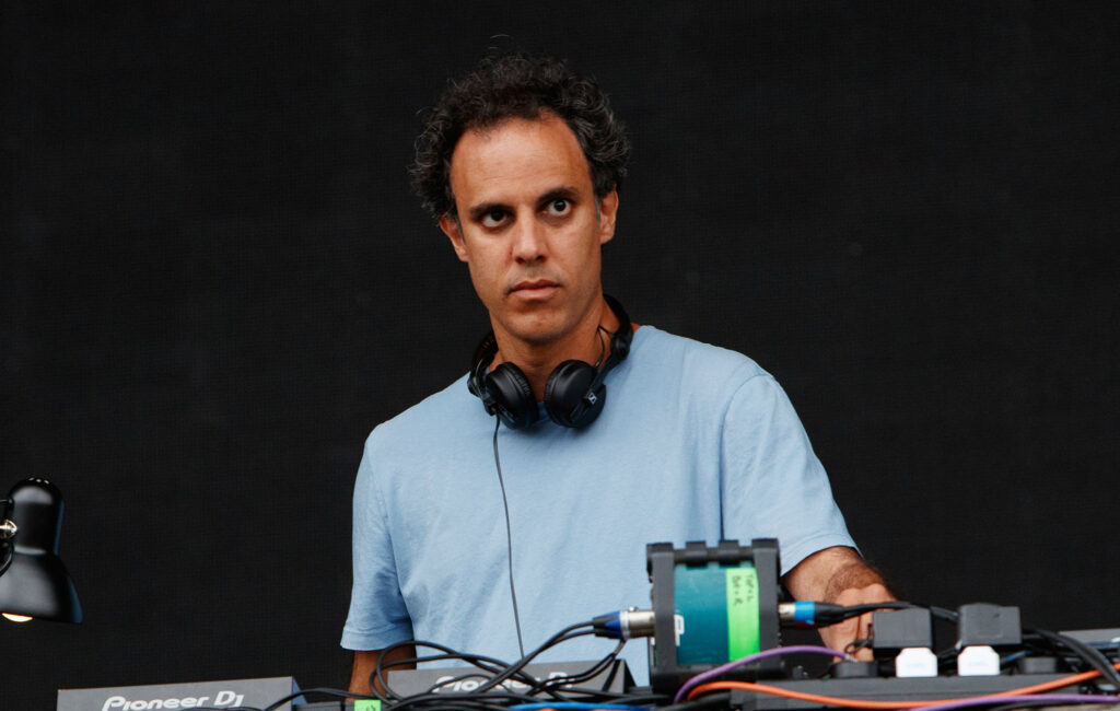 four-tet-donates-vinyl-copy-of-unreleased-album-‘⣎⡇ꉺლ༽இ•̛)ྀ◞-༎ຶ-༽ৣৢ؞ৢ؞ؖ-ꉺლ’-to-war-child