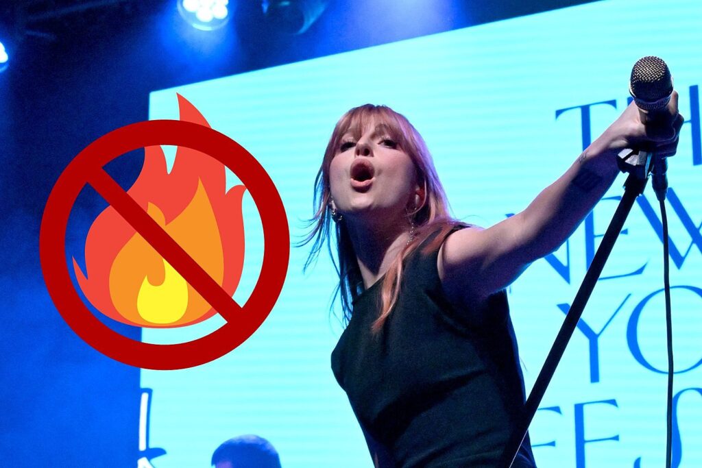 paramore’s-hayley-williams-responds-onstage-after-pyro-misfire