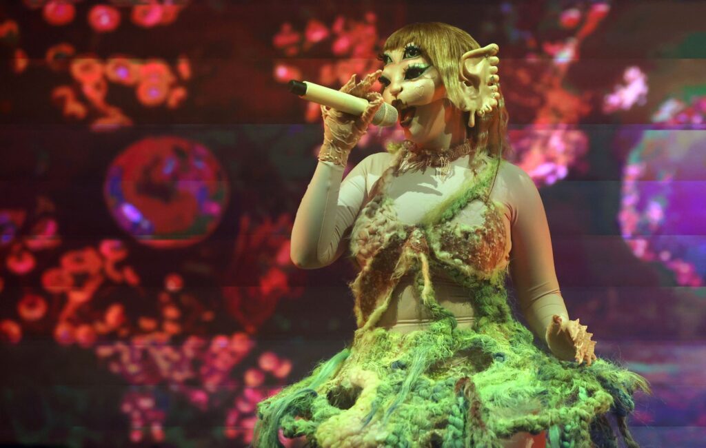melanie-martinez-has-mic-cut-off-at-gig-while-raising-palestinian-flag