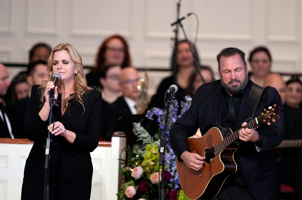 garth-brooks-&-trisha-yearwood-perform-‘imagine’-during-first-lady-rosalynn-carter memorial