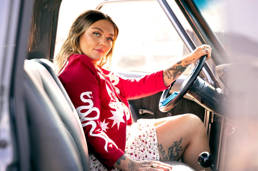 elle-king-to-co-host-‘new-year’s-eve-live:-nashville’s-big-bash’-with-et’s-rachel smith