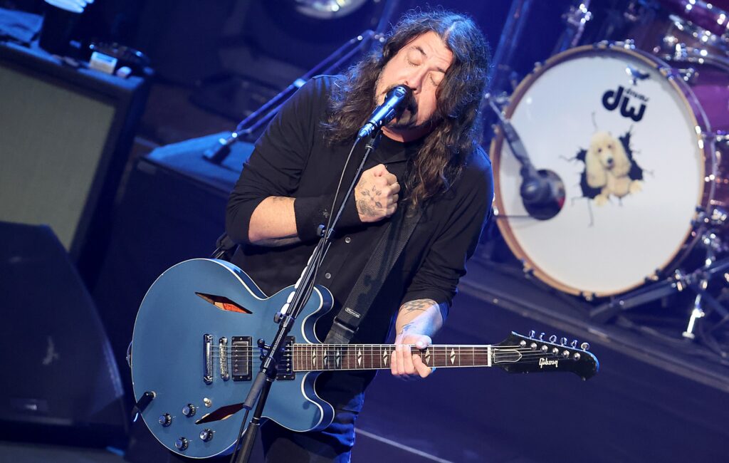 watch-foo-fighters-perform-‘statues’-for-the-first-time-ever-at-perth-concert
