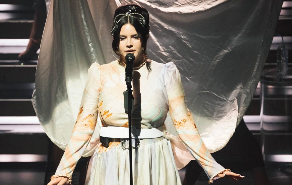 watch-lana-del-rey-cover-‘unchained-melody’-for-‘christmas-at-graceland’