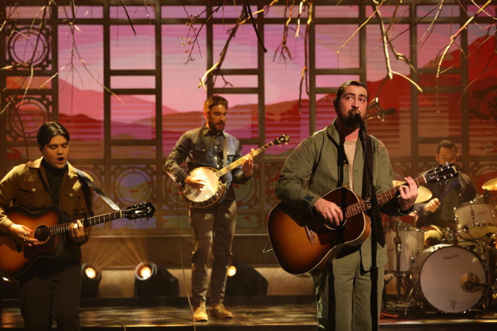 watch-noah-kahan-play-‘stick-season’-songs-on-‘snl’
