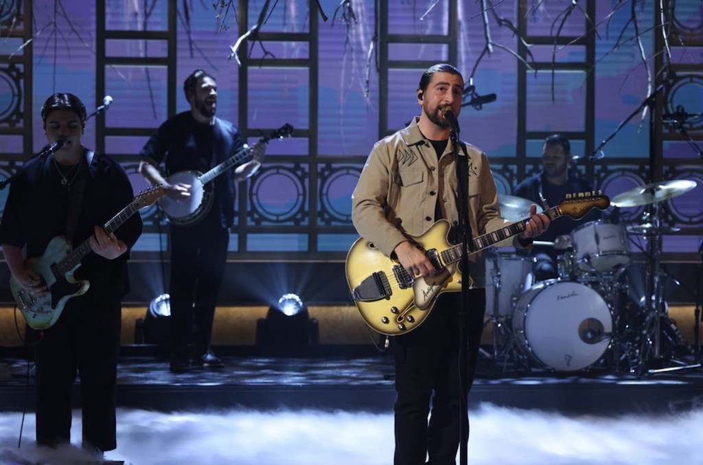 noah-kahan-performs-‘dial-drunk’-&-‘stick-season’-in-‘snl’-debut: watch