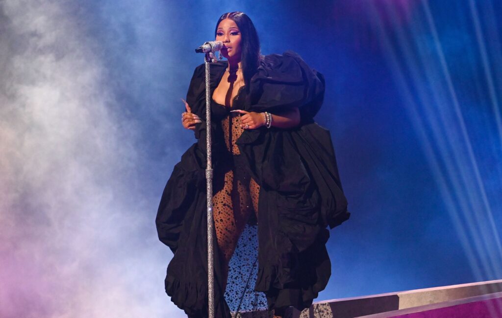 nicki-minaj-pulls-out-from-jingle-ball,-to-be-replaced-by-lil-wayne