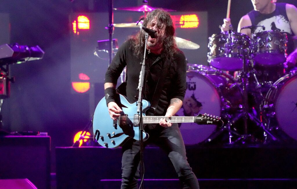 dave-grohl-releases-extended-live-version-of-23-minute-instrumental,-‘play’