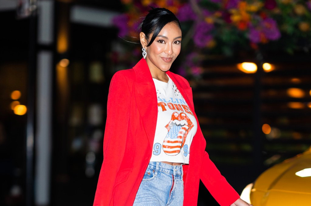 tayshia-adams-is-spreading-holiday-cheer-tonight-with-gifts-from-netflix-& walmart