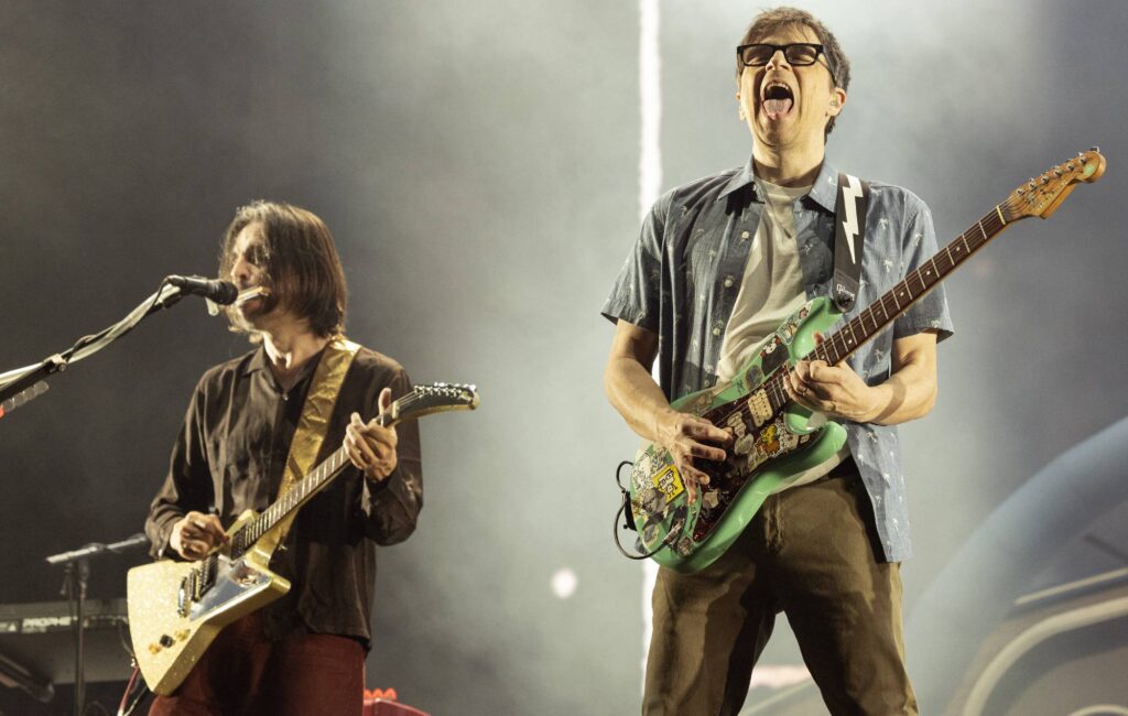 weezer-appear-in-netflix’s-new-christmas-film,-‘family-switch’