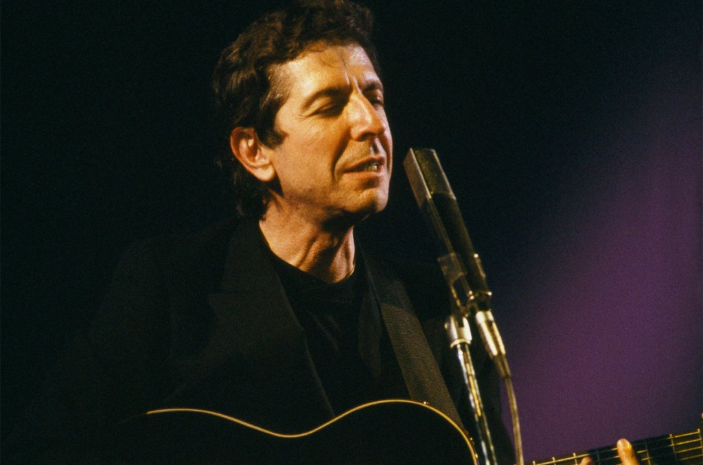 how-leonard-cohen’s-‘hallelujah’-became-a-christmas-hit-decades-after-its release