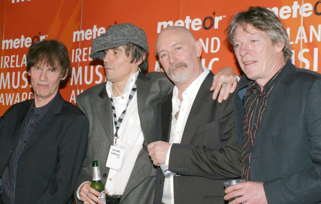 watch-the-pogues-reunite-to-sing-‘the-parting-glass’-at-shane-macgowan’s-funeral