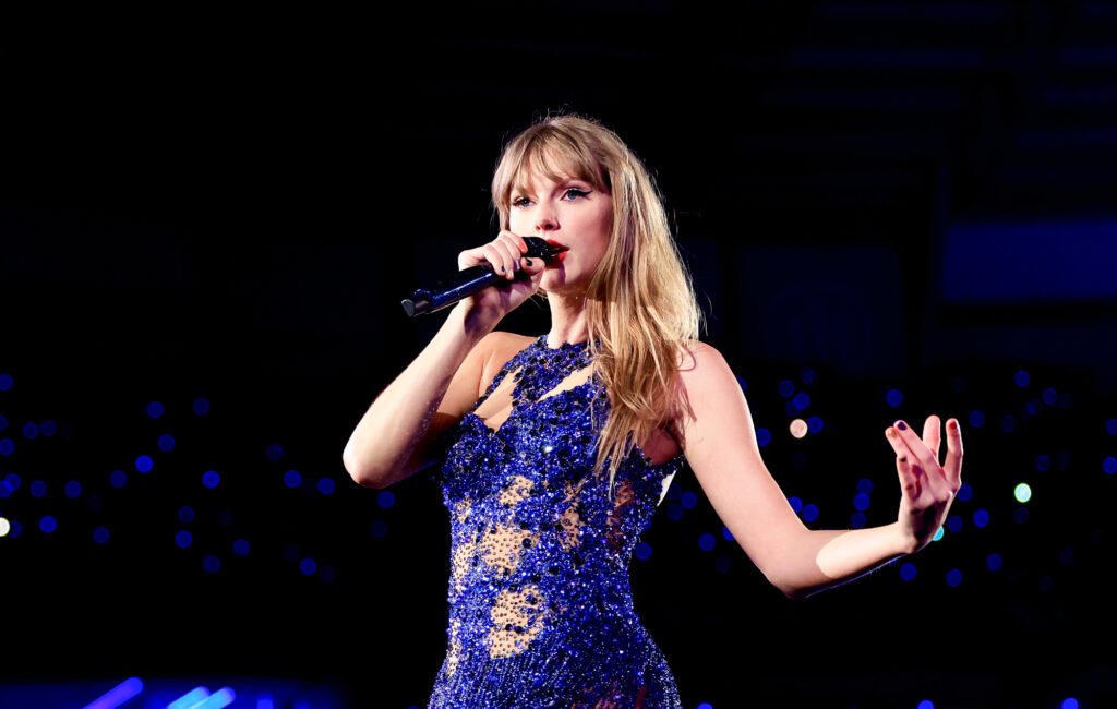 taylor-swift’s-eras-tour-is-the-first-to-ever-gross-$1billion